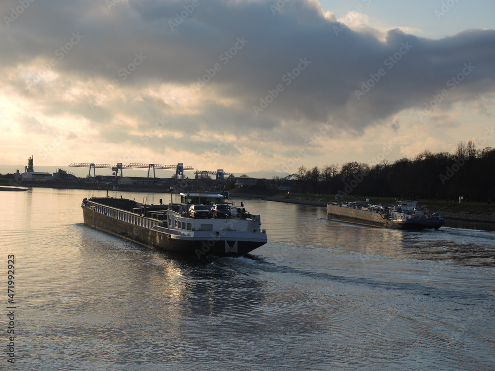 Fototapeta premium Frachtschiffe auf dem Rhein bei Mannheim
