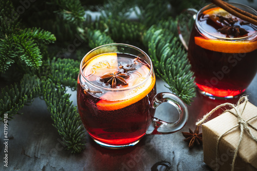 Bild auf Leinwand Weihnachtlicher Glühwein mit Orangen und Gewürzen