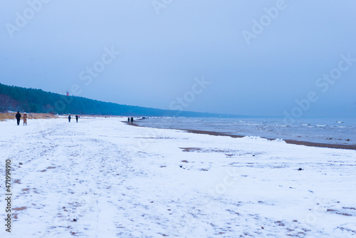 Fototapeta Naklejka Na Ścianę i Meble -  Winter landscape, people walking on winter sea beach