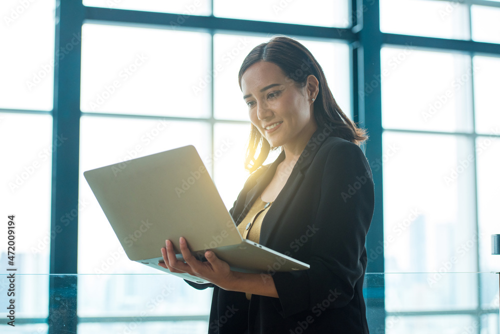 Businesswoman in the office Use a tablet