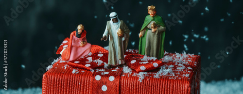 Fotografie the magi on a gift box, web banner