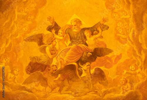 Valokuvatapetti FORLÍ, ITALY - NOVEMBER 11, 2021: The detail of fresco of God the Father among the four Evangelist symbols in cupola of Cattedrala di Santa Croce by Giovanni Secchi (1876 - 1950)