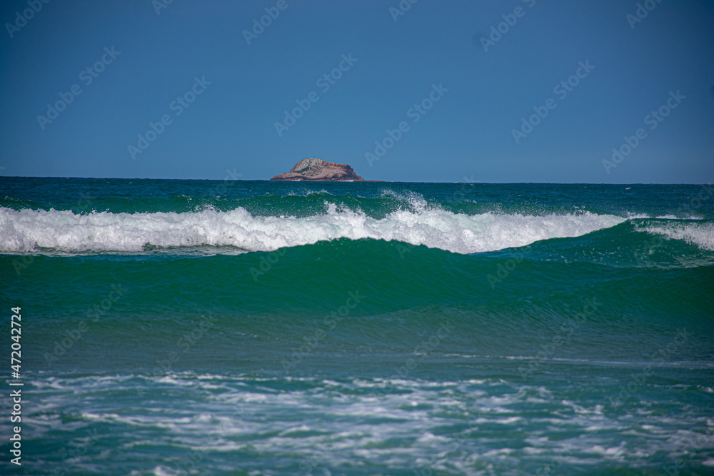 vista da ilha no fundo do mar com ondas