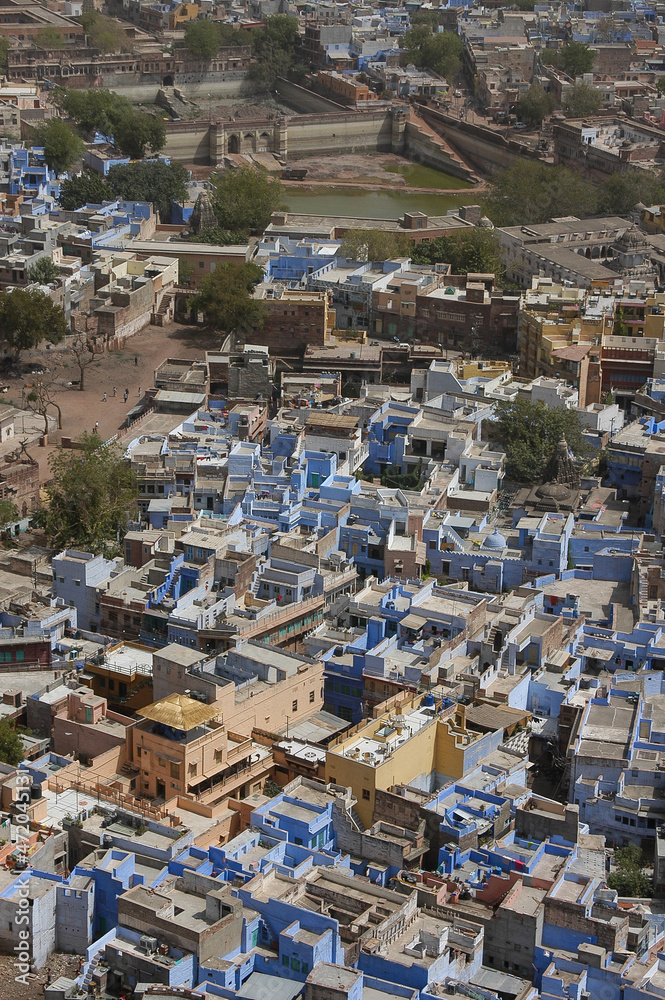 Barrios populares vistos desde la fortaleza de Mehrangarh en la ciudad de Jodhpur en Rajastán, India