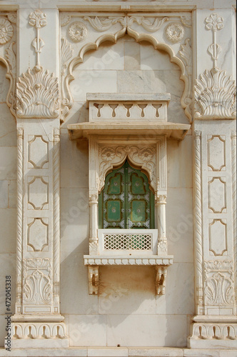 Detalle arquitectónico de una ventana en un palacio de Rajastán, India