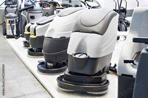 Compact scrubber drier machines