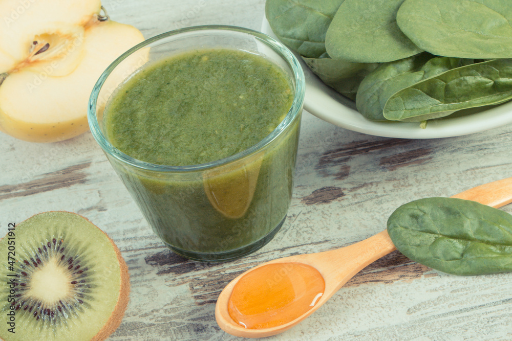 Fresh cocktail from spinach, apple and kiwi. Source vitamins. Healthy nutrition Fresh cocktail from spinach, apple and kiwi. Source vitamins. Healthy nutrition