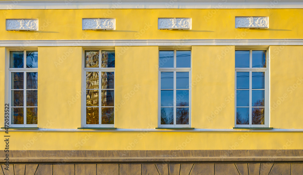 Obraz premium The facade of the building is made of stone with long windows.
