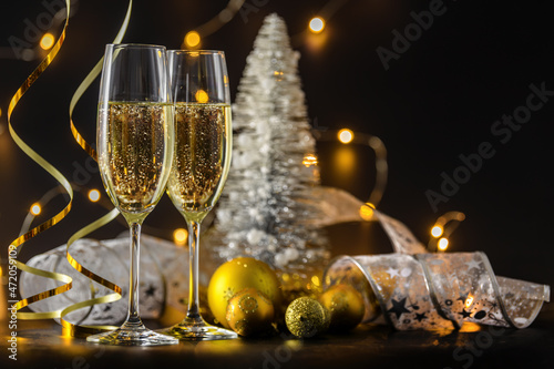 Canvas Two glasses of champagne or wine with bokeh background with christmas ball and t