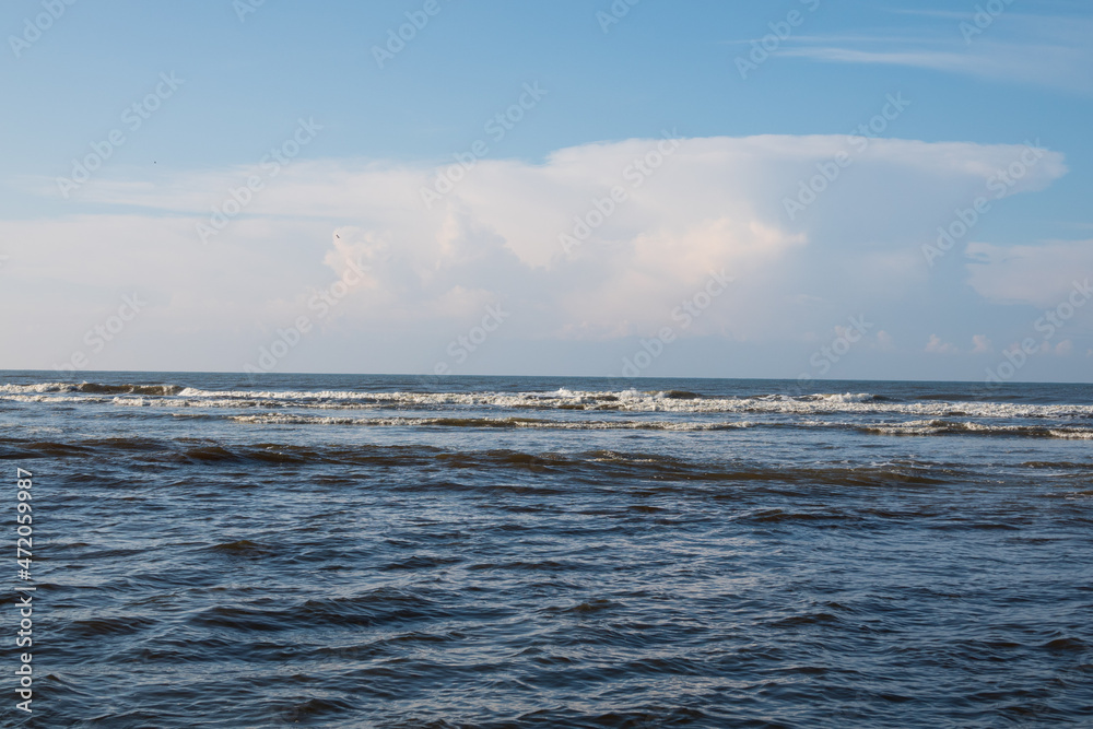 im Meer - Wellen und Wolken