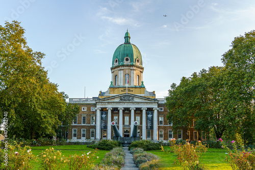 Canvas Print Cannons and the entrance of the Imperial War Museum