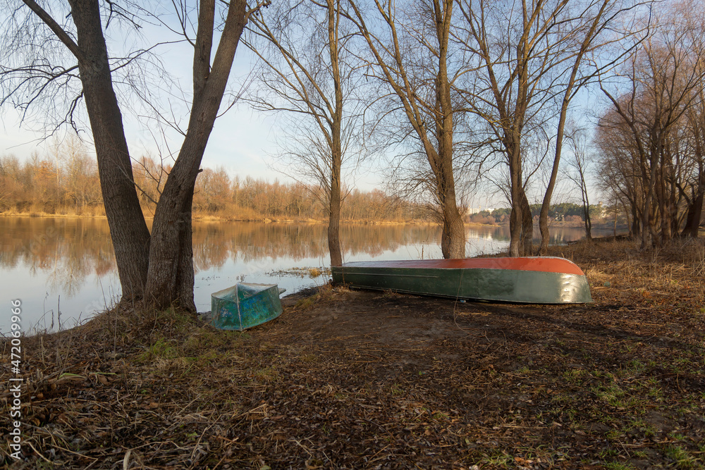 Autumn morning on the banks of the river, where boats lie. Beautiful nature. Autumn morning on the banks of the river, where boats lie. Beautiful nature.