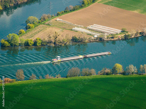 vue aérienne d'une péniche sur la Seine à Flins dans les Yvelines en France photo