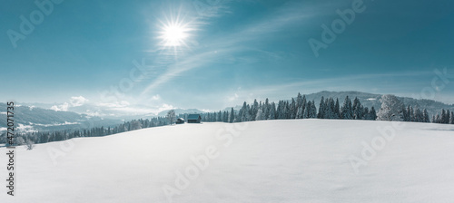 Wunderschöne Winterliche Märchenlandschaft mit verschneitem Tannenwald © by-studio