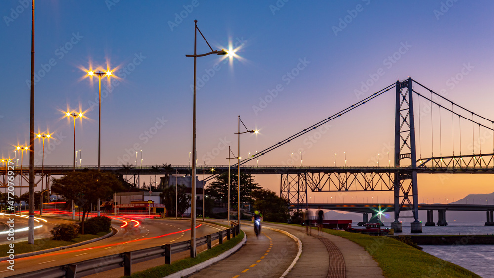 as luzes do trafego de carros e o anoitecer em Florianópolis na avenida Beira-Mar Norte  ao fundo a Ponte Hercílio Luz , Florianopolis, Santa Catarina, Brasil