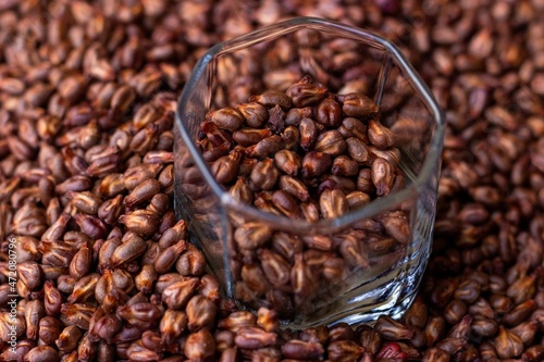Obraz na płótnie Dried grape seed seeds in a glass cup on the background of a placer w salonie