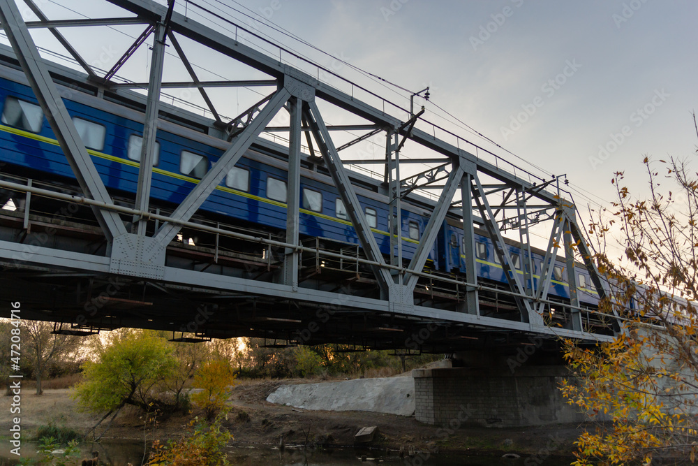 Obraz premium railroad and railway bridge and a passing passenger train