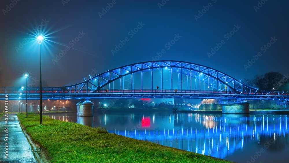 Fototapeta premium Most Józefa Piłsudskiego w Krakowie po remoncie i po zmroku