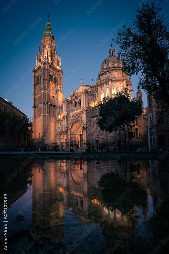 Catedral de Oviedo reflejada en el atarceder