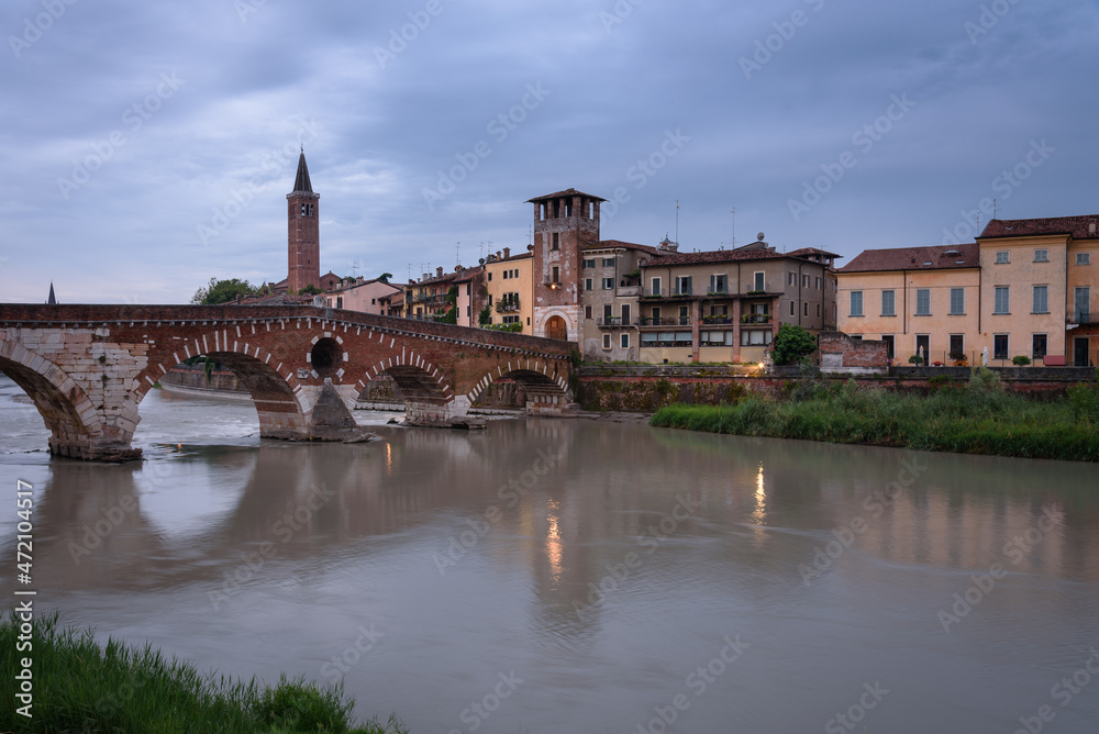 Obraz premium The famous Stone Bridge (Ponte di Piettra) over Adige river in Verona old town at sunrise, Verona, Veneto Region, Italy
