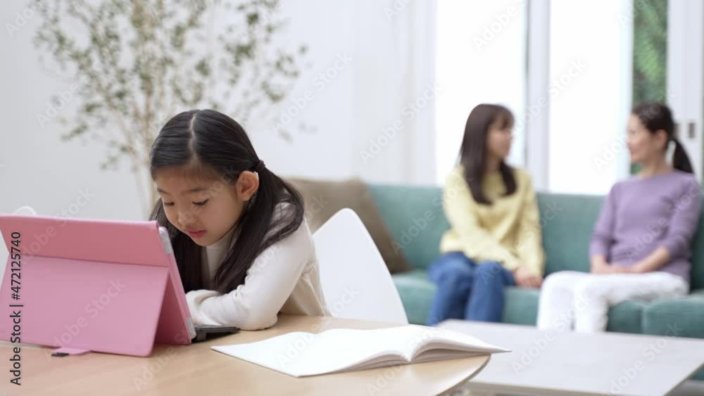 リビングで勉強をする女の子 リビングで勉強をする女の子