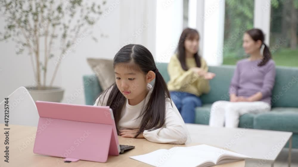 リビングで勉強をする女の子 リビングで勉強をする女の子