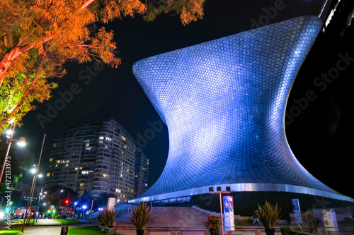 Konstfotografi Museo Soumaya en la Ciudad de México de Noche iluminado