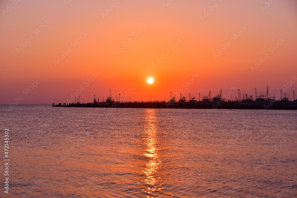 片瀬漁港の夕日が沈む瞬間（全景）