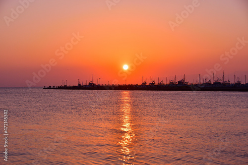 片瀬漁港の夕日が沈む瞬間（全景） © YATA!