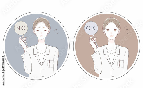 OK・NGの札を持った女性医師のセット