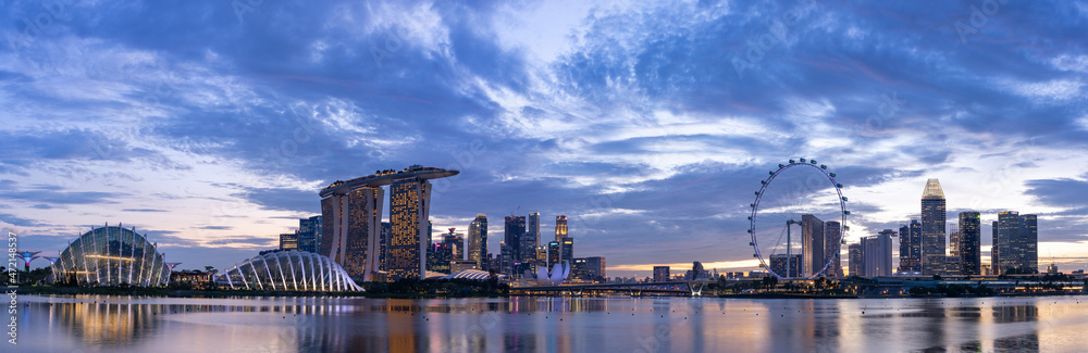 Obraz premium Wide panorama image of Singapore skyline at dusk 