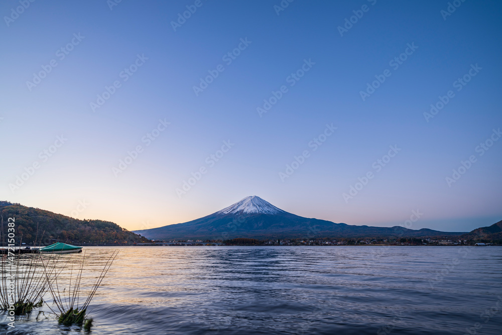 早朝の河口湖畔から見た富士山 【山梨県・富士河口湖町】