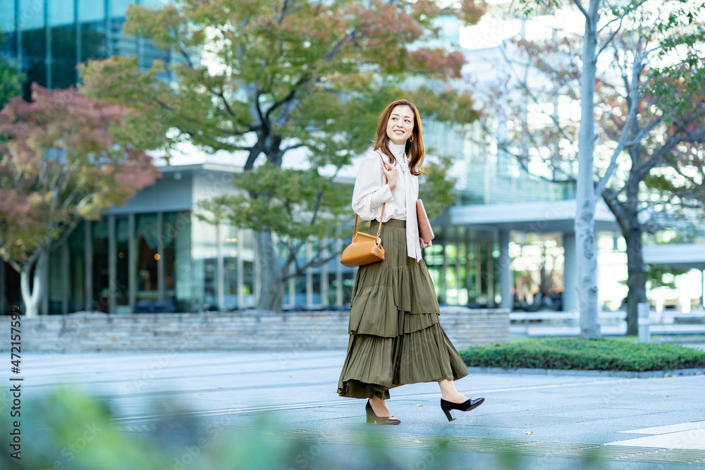 Fototapeta premium オフィスカジュアルスタイルで通勤する女性