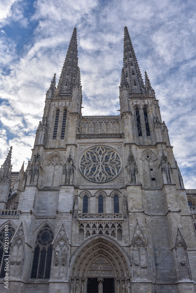 Fototapeta premium Bordeaux, France - 7 Nov, 2021: View of Saint-Andre Cathedral from Place Pey-Berland in Bordeaux