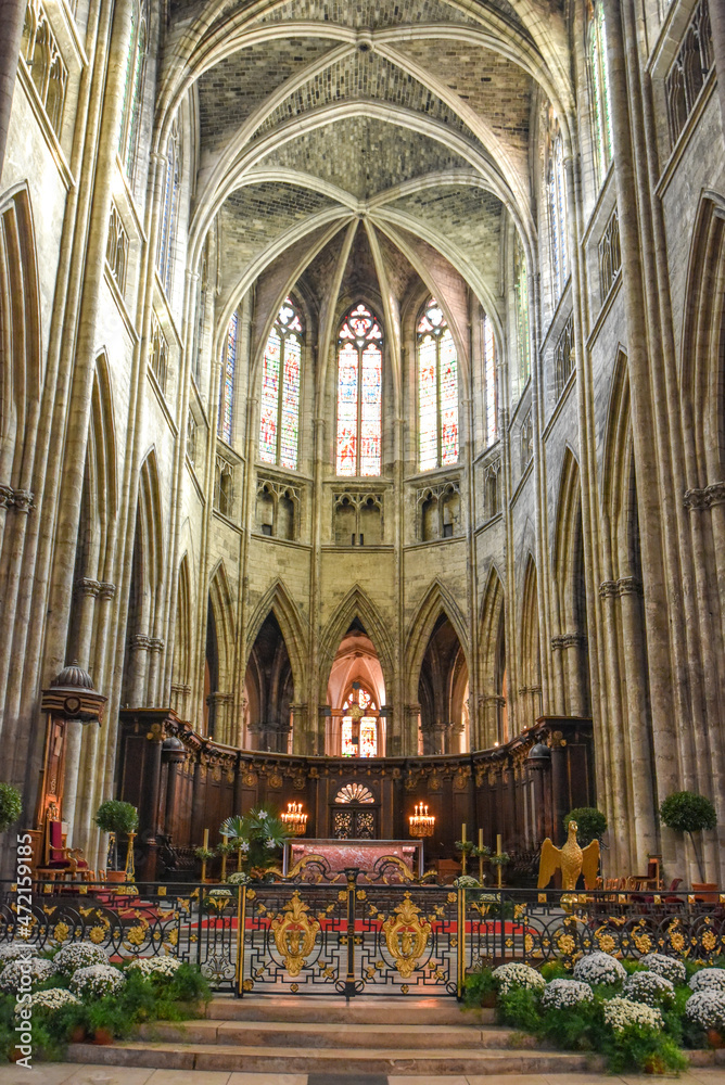 Obraz premium Bordeaux, France - 7 Nov, 2021: Interior of Cathedrale Saint Andre (St. Andrews Cathedral), Bordeaux, Gironde, Aquitaine, France