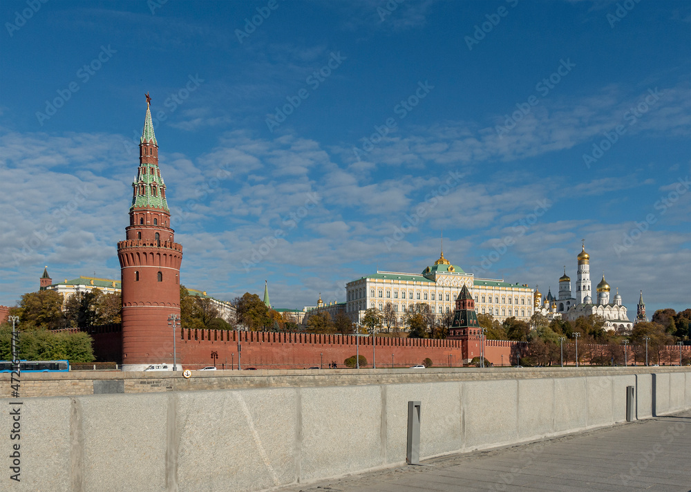 Fototapeta premium View of the Moscow Kremlin from Sofiyskaya embankment