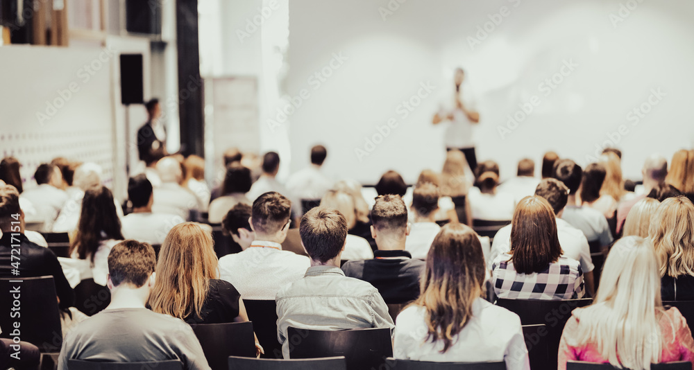 Business speaker giving a talk at business conference event. - obrazy, fototapety, plakaty 