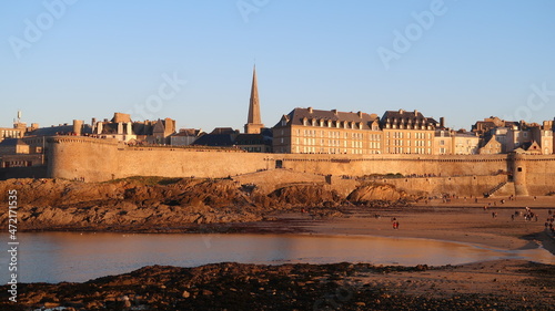 Tableau sur toile Panorama sur les remparts de la vieille ville de Saint-Malo en Bretagne, et le c