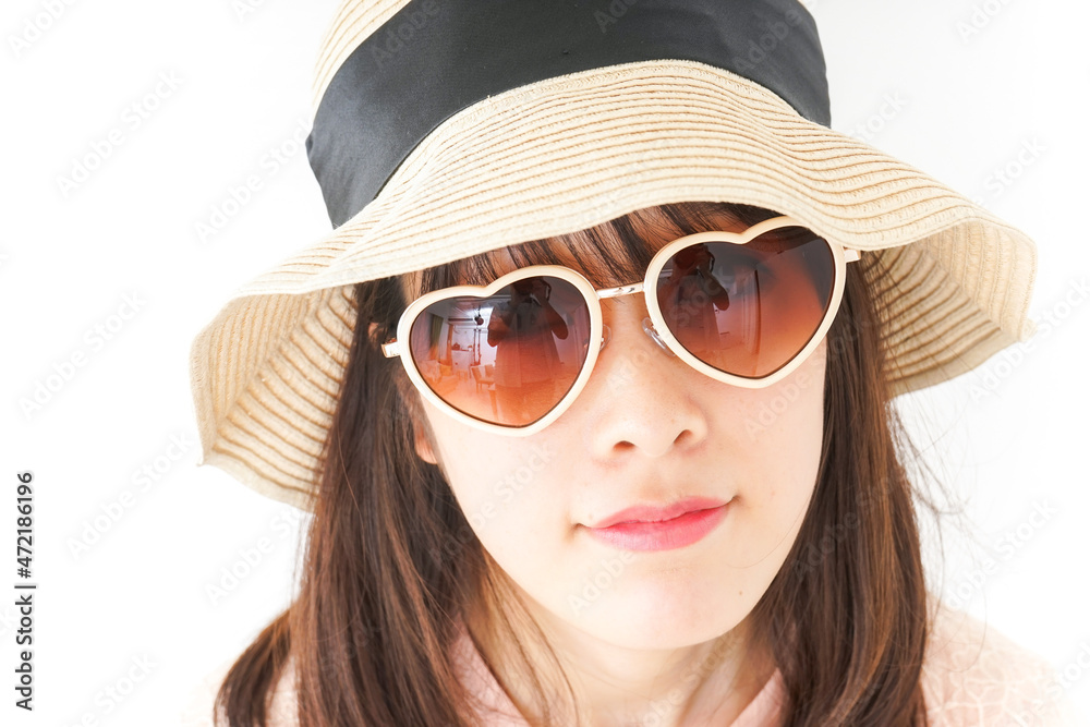 ビーチで休日を過ごす若い女性 ビーチで休日を過ごす若い女性