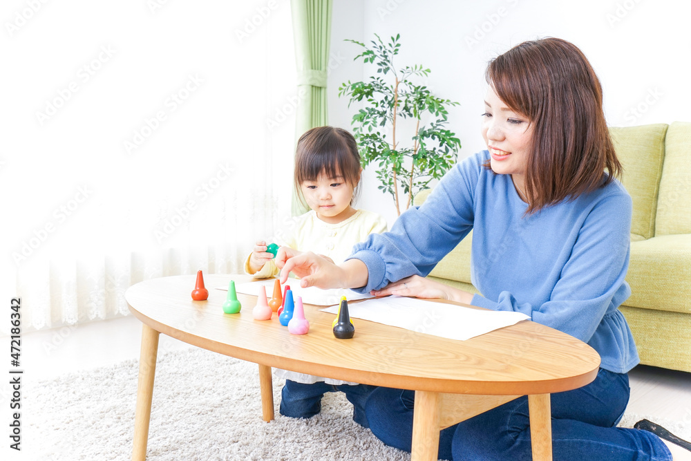 お絵かきをする親子 お絵かきをする親子