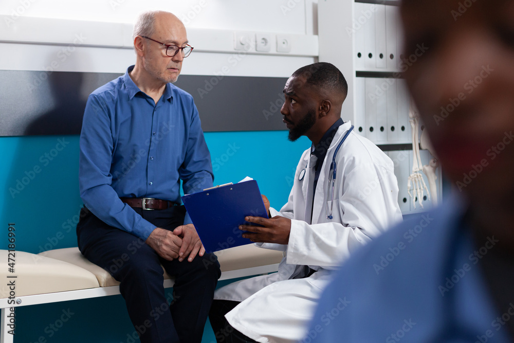 Obraz premium Specialist physician doctor explaining sickness expertise to retired old man discussing healthcare treatment in hospital office. Senior patient having medical appointment. Medicine concept