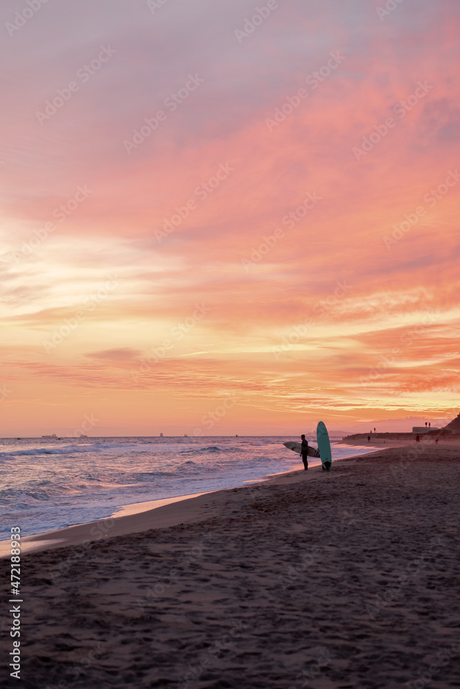 Puesta de sol en la playa de Altafulla con surfistas de fondo Puesta de sol en la playa de Altafulla con surfistas de fondo