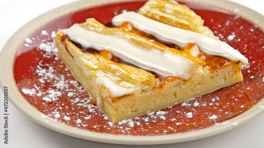 pâtisserie feuilletée à la crème d'amandes pâtisserie feuilletée à la crème d'amandes