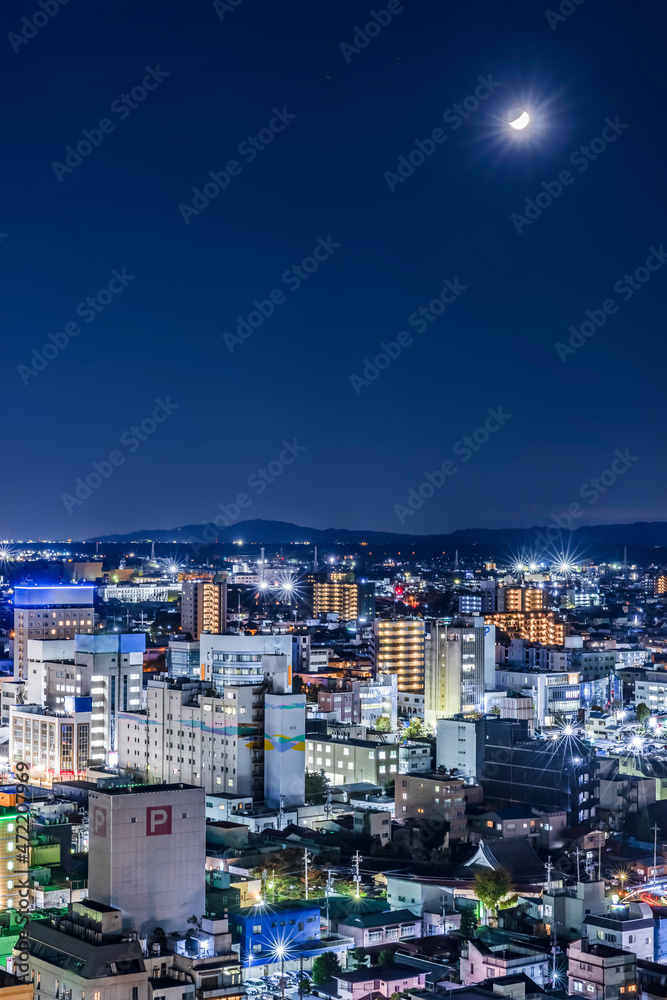 Obraz premium 栃木県庁舎から見える明かりが綺麗な夜の街並み