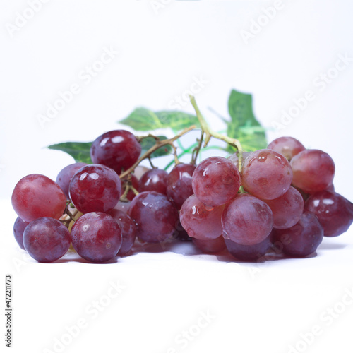 Grapes are the fruit of a woody grape vine. Grapes can be eaten raw, or used for making wine, juice, and jellyjam. Grapes come in different colours; red, purple, white. Fokus blur.