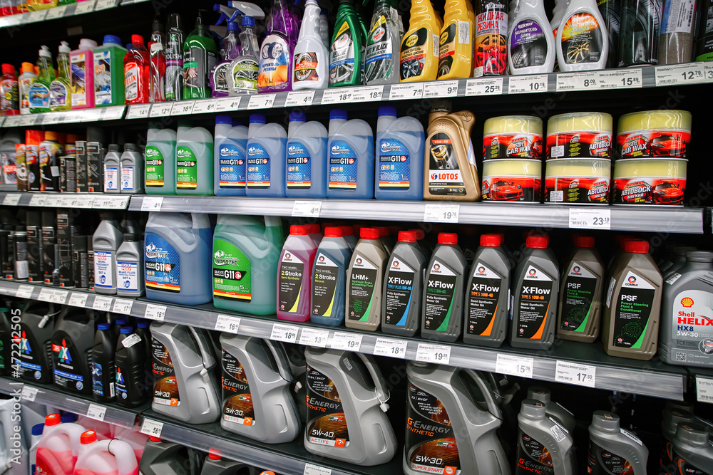 Foto de Minsk, Belarus. Feb 2021. Comma motor oils and other brands