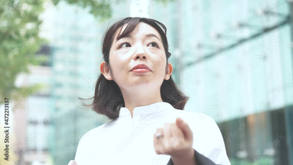 オフィスカジュアルスタイルで通勤する女性