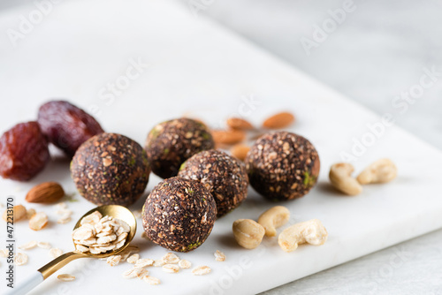 Raw vegan energy balls with dates, nuts and oats. Raw vegan chocolate truffles