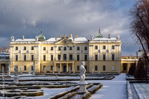 Pierwszy śnieg w Ogrodach Pałacu Branickich, Podlasie, Polska