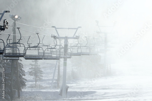 Station de ski en préparation pour la saison hivernale avec des canons à neige en opération